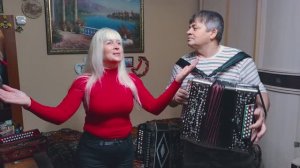Ах как поет! под любительскую гармонь Околица Муж играет на гармони и жена поет дуэт