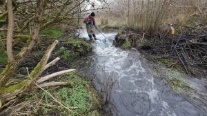 Строительство, остался ещё один затор в дренажном канале