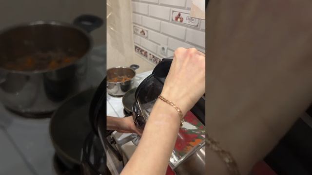 Катюша хозяюшка готовит домашний плов с мясом говядины Ням-ням! смотреть онлайн