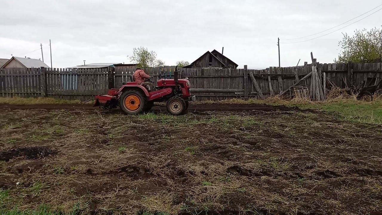 Маленький трактор пашет огород смотреть онлайн