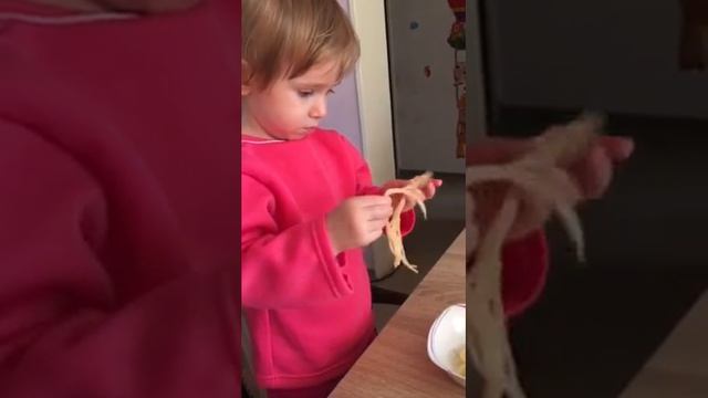 Ульяночка кушает остывшие спагетти смотреть онлайн