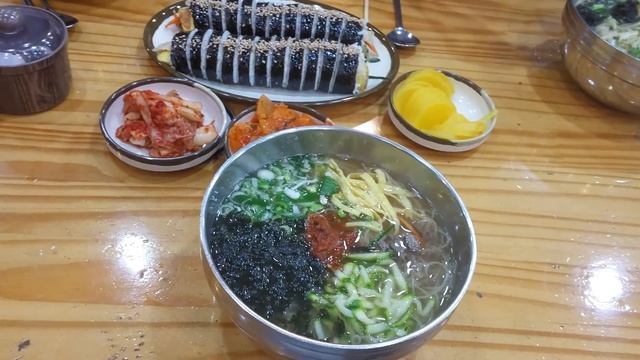 Janchiguksu and Udon in seoul korea [Korea Trip Guide] смотреть онлайн