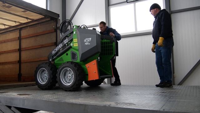 Процесс отгрузки мини-погрузчика FRONTMEN смотреть онлайн