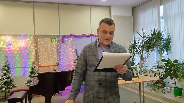 Выступление писателя Дмитрия Корнеева на литературном вечере 
