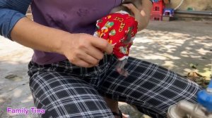 baby monkey Tina pooped in her diaper and ran to find her mother for help