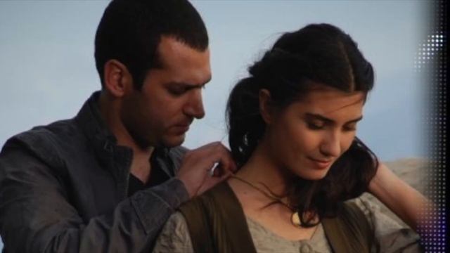 Tuba Büyüküstün fue vista entrando en la casa de Murat Yıldırım con su maleta смотреть онлайн