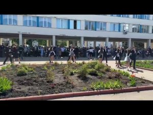 Прощальный школьный вальс на фоне классического ульяновского «благоустройства».