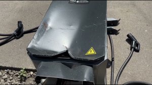 В Ульяновске на ул. Луначарского кто-то на авто сбил зарядную станцию для электромобилей.