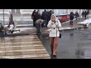 ♀️ На улице Андрея Блаженного после снегопада рабочие укладывают асфальт и выравнивают поребрик.