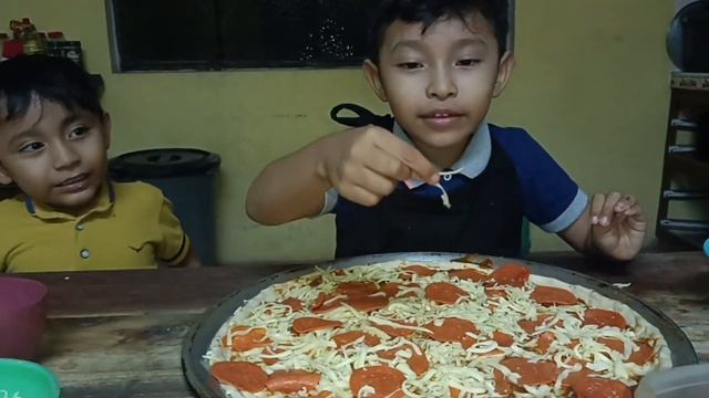 cómo preparar una pizza🍕🍕 de peperoni con Zamir y eilam😃 смотреть онлайн