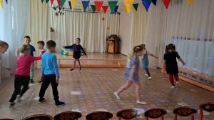 Музыкальная игра "Роботы и звездочки"