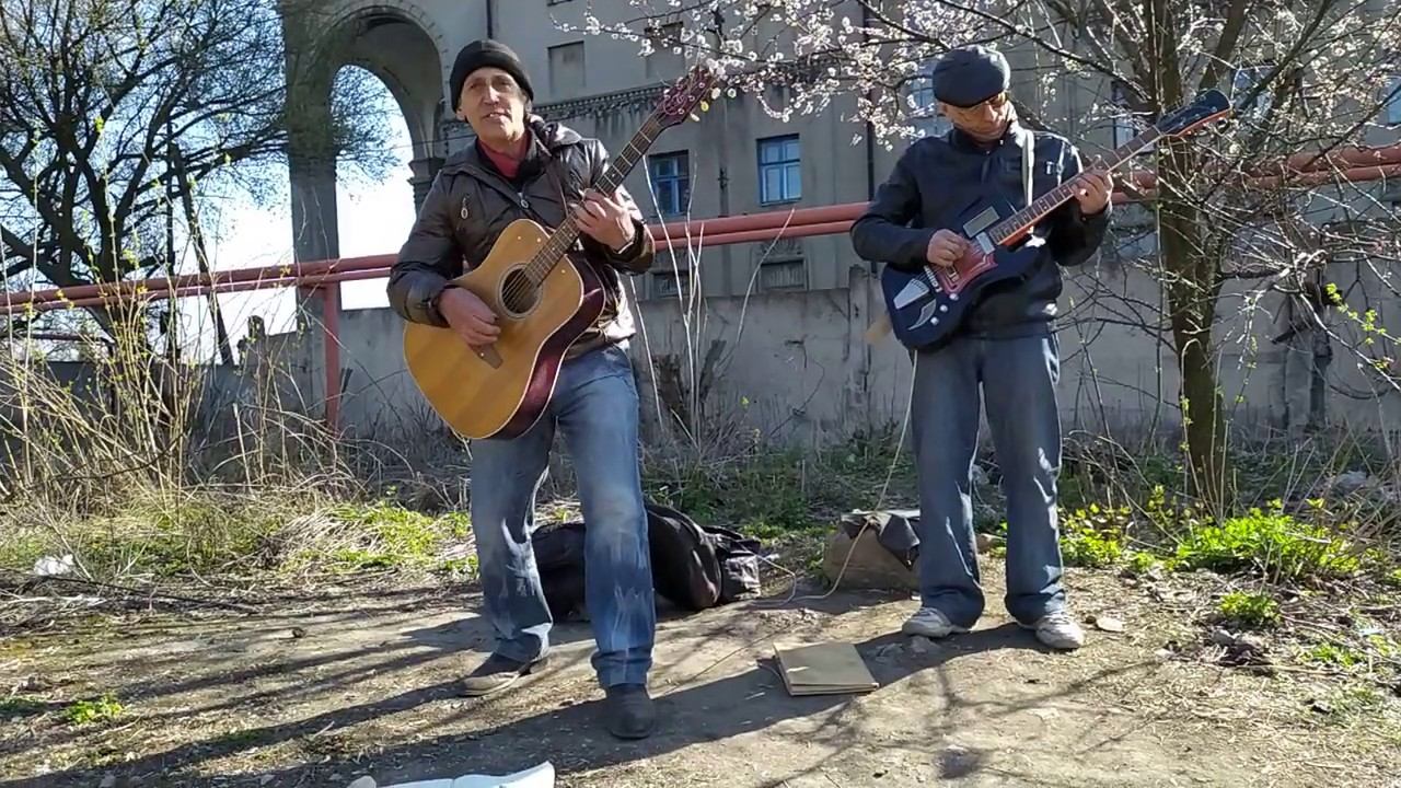 Любовь ещё Жива, Она Просто Устала (авторская песня на гитаре) смотреть онлайн