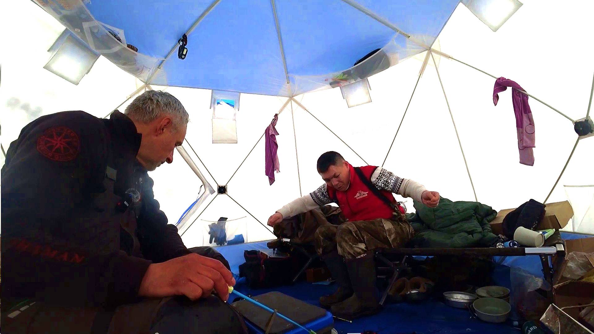 КРУПНЯК НЕ ВЫХОДЯ ИЗ ПАЛАТКИ. Первый Лед 2024-25 Рыбалка на Ямале смотреть онлайн