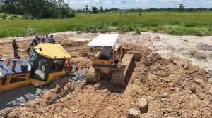 Бульдозер SHANTUI DH17 C2 застрял в грязи.