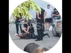 Мужик буянит на Пушкарева, 44 На видео есть мат.Стекло разбил. ГБР крутит его.