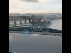 На Президентском мосту водитель «Приоры» врезался в ограждение. #ульяновская_область