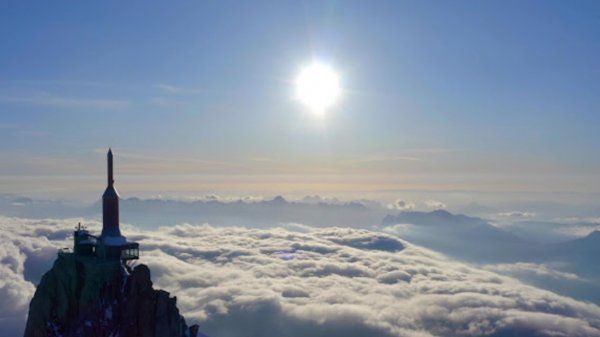 Диджей на вершине Монблан
The Blaze live at Aiguille du Midi in Chamonix, France for Cercle