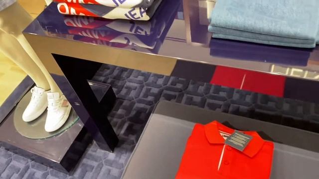 Tommy Hilfiger смотреть онлайн