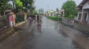 Прогулка под сильным дождём на традиционном рынке Индонезии | Расслабляющий звук дождя для сна