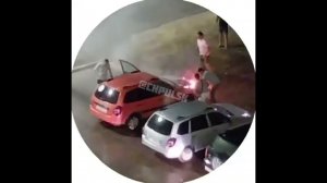 Лада Калина загорелась на парковке у Дома быта на Ленинского Комсомола, 41