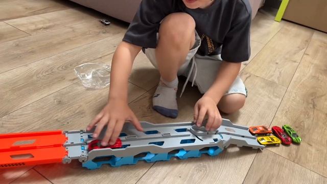 Трек автовоз, аналог Hotwheels . Максим и Диана смотреть онлайн