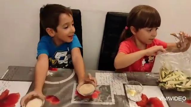 ZUCCHINE CROCCANTI VELOCI CON UN SACCHETTO E MOLLETTA- GEMELLI IN CUCINA-RICETTE DIVERTENTI BAMBINI смотреть онлайн