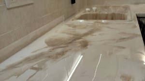 Столешница с раковинной из эпоксидной смолы.