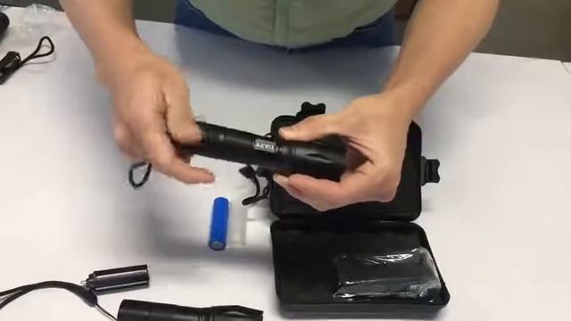 10000 Lumens Zoomable Tactical LED Flashlight смотреть онлайн