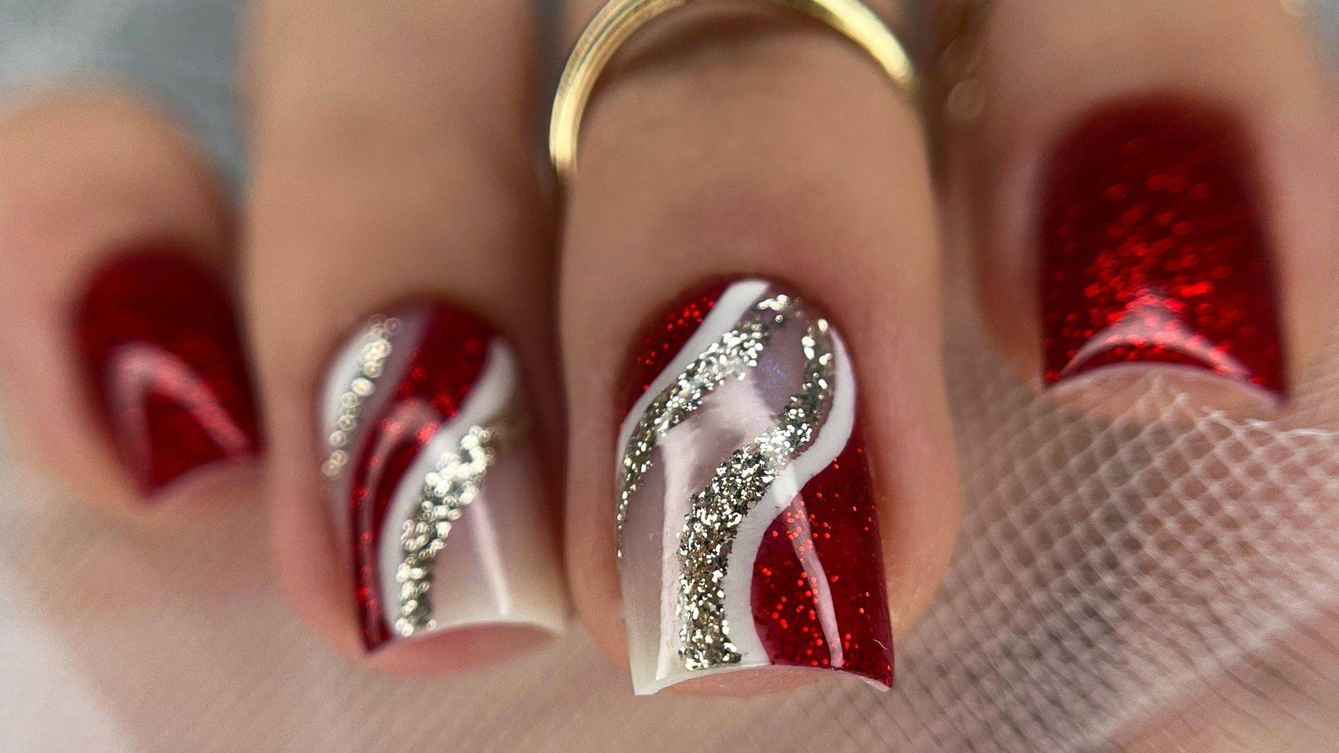 НОВОГОДНИЙ дизайн ногтей 2025! Красный маникюр с ЭФФЕКТНЫМИ БЛЕСТКАМИ! смотреть онлайн