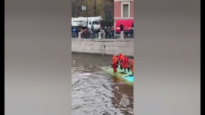 Пассажирский автобус упал в Крюков в центре Петербурге.Один человек погиб, пятеро госпитализированы