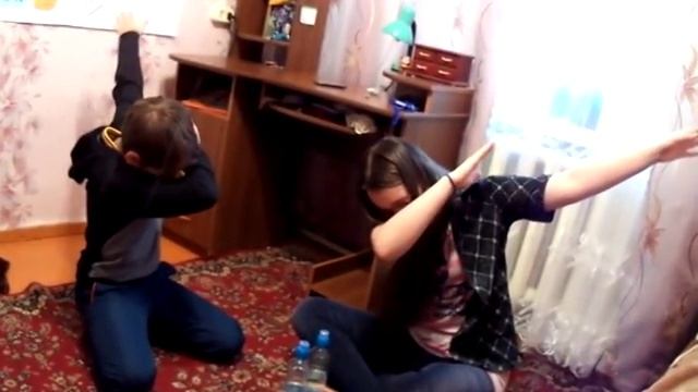 БУТЫЛКА ВОДЫ ЧЕЛЛЕНДЖ - BOTTLE FLIP CHALLENGE смотреть онлайн