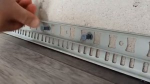 Монтаж плинтуса коллекции "Деконика" при помощи крепежа ИзиФикс