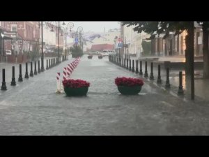 После летнего дождика ульяновская улица Федерации превратилась в водяной канал.