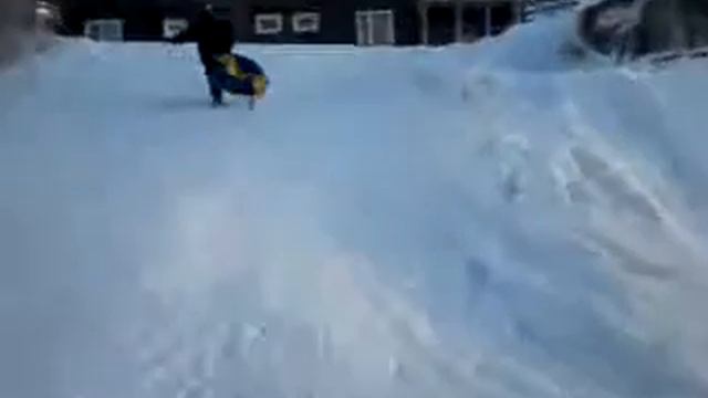 Катаемся на ватрушке смотреть онлайн