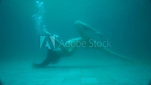 Beautiful girl underwater/Beautiful woman in sparkly swimsuit posing under the water смотреть онлайн