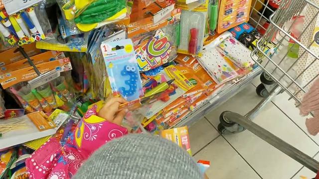 Папа и Ника надувают шарики смотреть онлайн
