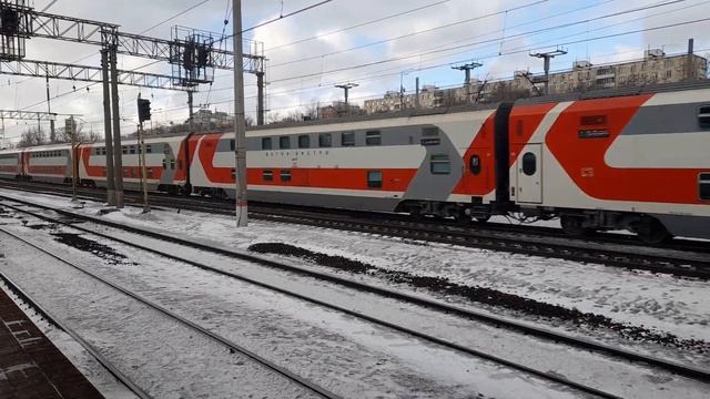 "Короткий тифон" Электровоз ЭП2К с двухэтажным поездом смотреть онлайн