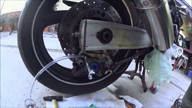 FZS 600 - Wymiana tylnego przewodu hamulcowego na HEL w stalowym oplocie. смотреть онлайн