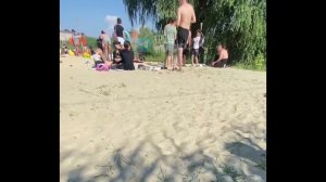 Пьяная дама орала на всех подряд на Оливковом пляже Женщина «напала» на подростков на своего мужа