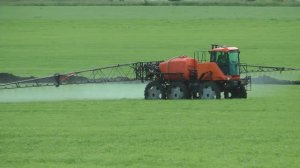 RUSFIELD.RU Наша техника. Прогрессивный опрыскиватель Туман в работе.