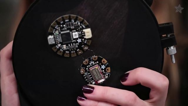 Flora Wearable Bluefruit LE Module смотреть онлайн