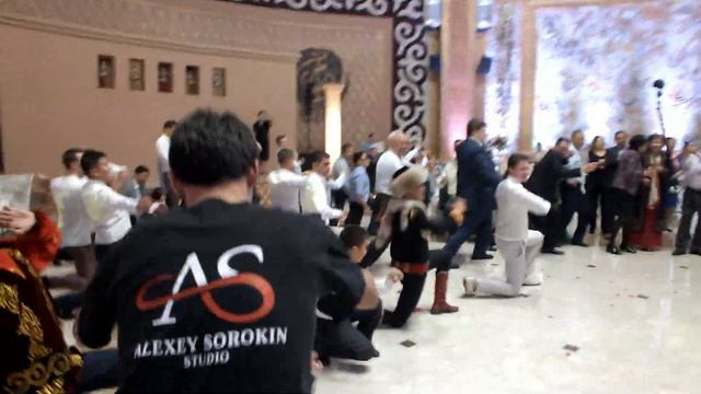 ФЛЕШМОБ / КАРА ЖОРГО - АСЕЛЬ КАСМАКУНОВА & ЭЛМУРАТ МАЙРАМБЕКОВ / НУКУРА КЫРГЫЗ бИЙИ (KARA JORGO) смотреть онлайн