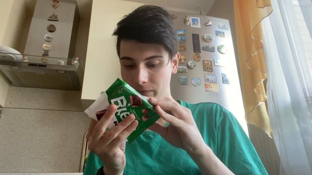 Обзор молочного шоколада с цельными лесными орехами от Break. смотреть онлайн