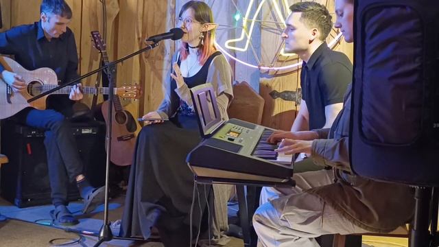 Ева Путеводная 'Этот поцелуй' cover Эрика Лундмоен Квартирник у Брата 11.04.24 20:41 смотреть онлайн