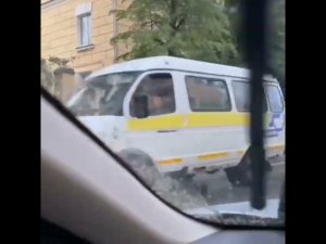 На Крымова асфальт провалился под колесами минивэна. #ульяновская_область