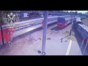 Грузовик разлетелся на части после столкновения с электричкой в Петербурге. Ехал на красный.