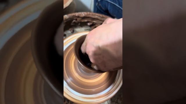 Как сделать кружку на гончарном круге. How to make a mug on a pottery wheel смотреть онлайн
