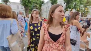 Выступления артистов проходят на двух сценах - на эспланаде и переулке Карамзина