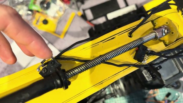 Экскаватор на радиоуправлении почти поехал