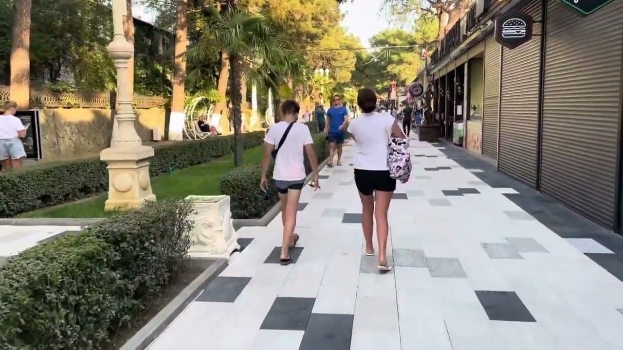 Чёрное море, бархатный сезон, Кабардинка. 2023г. Много отдыхающих на пляже. смотреть онлайн